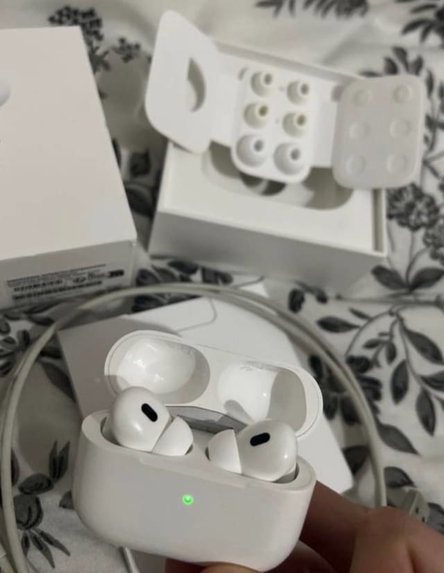 Продам AirPods Pro второго поколения в оригинальной коробке со всеми аксессуарами.