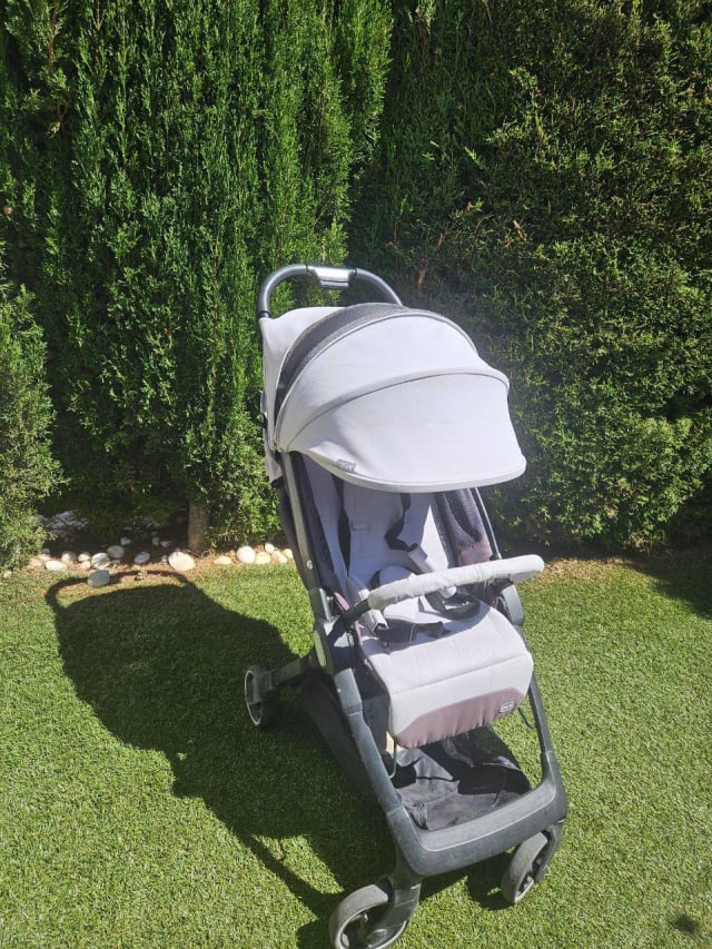 Продам матрас 20€, кроватку 20€, плавательный жилет 10€ и коляску 20€