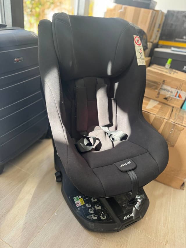 Срочно, самовывоз 25€ автокресло