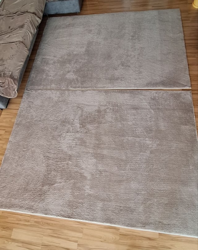 Срочно продам 2 напольных ковра. Состояние отличное. Размеры 160×230 см. Цвет серо-бежевый. Мягкий в