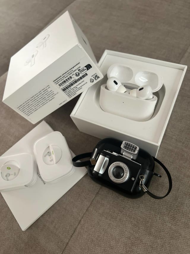 Продам оригинальные AirPods Pro 2gen в оригинальной коробке с аксессуарами.