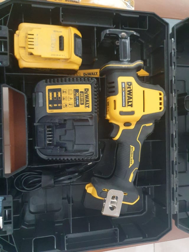 Продам сабельную пилу DeWalt 369. Полный комплект.  Состояние новой. Не пользовались. Использовался 
