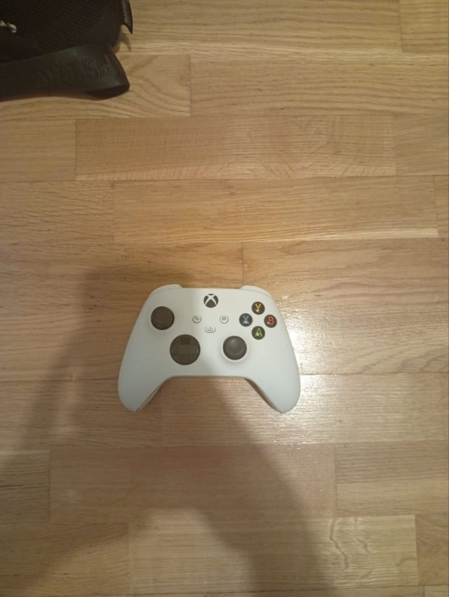 Белый джойстик на XBOX SERIES 30€