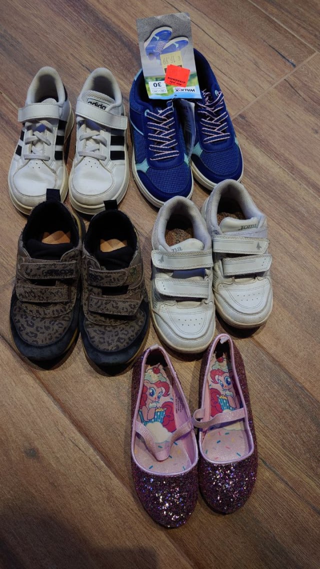 Продам 5 пар обуви на девочку. Все кроссовки оригинальные (Adidas, joma, geox) в идеальном состоянии
