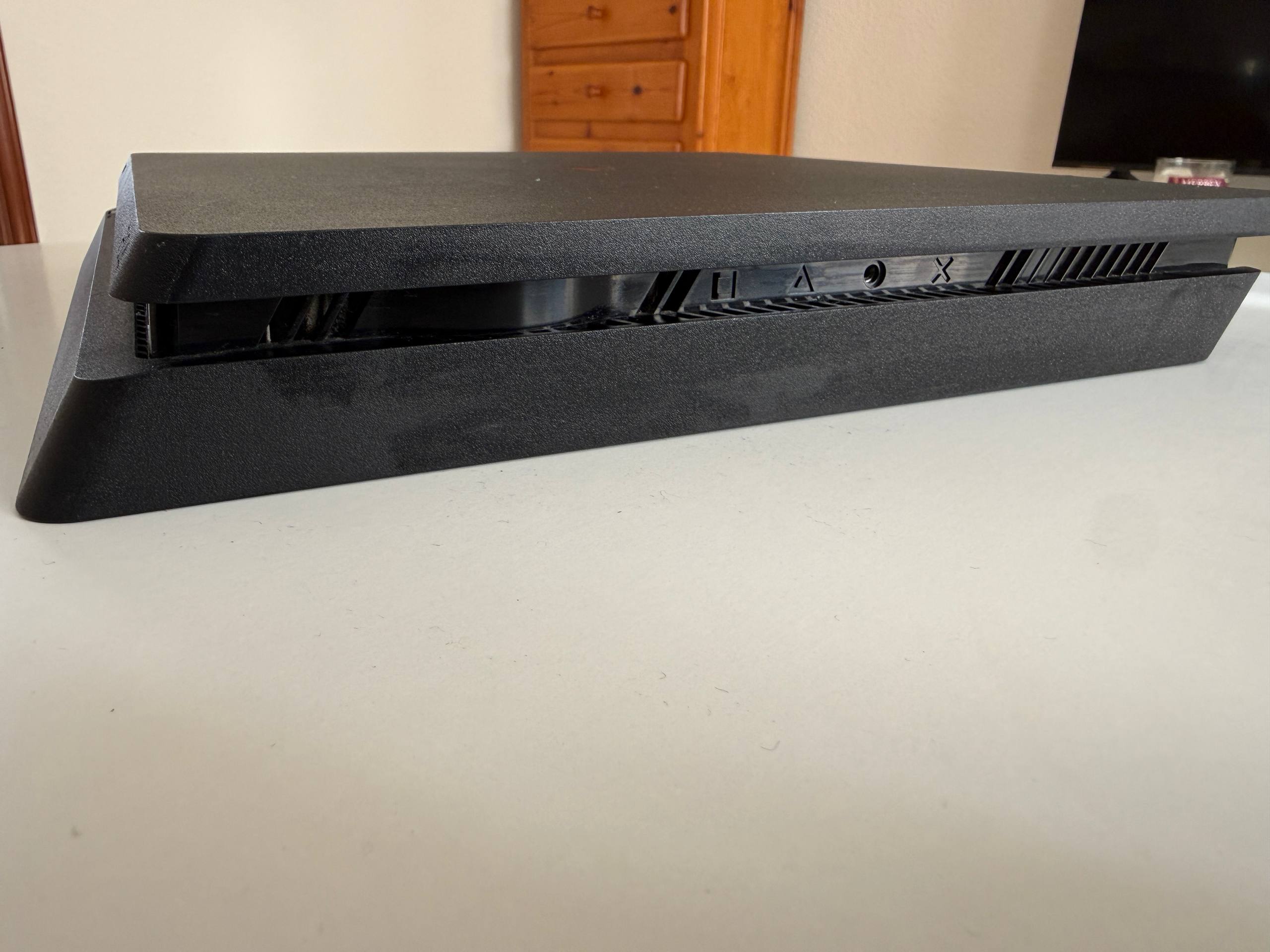Продам Playstation 4 Slim 1TB, с двумя джойстиками. 4