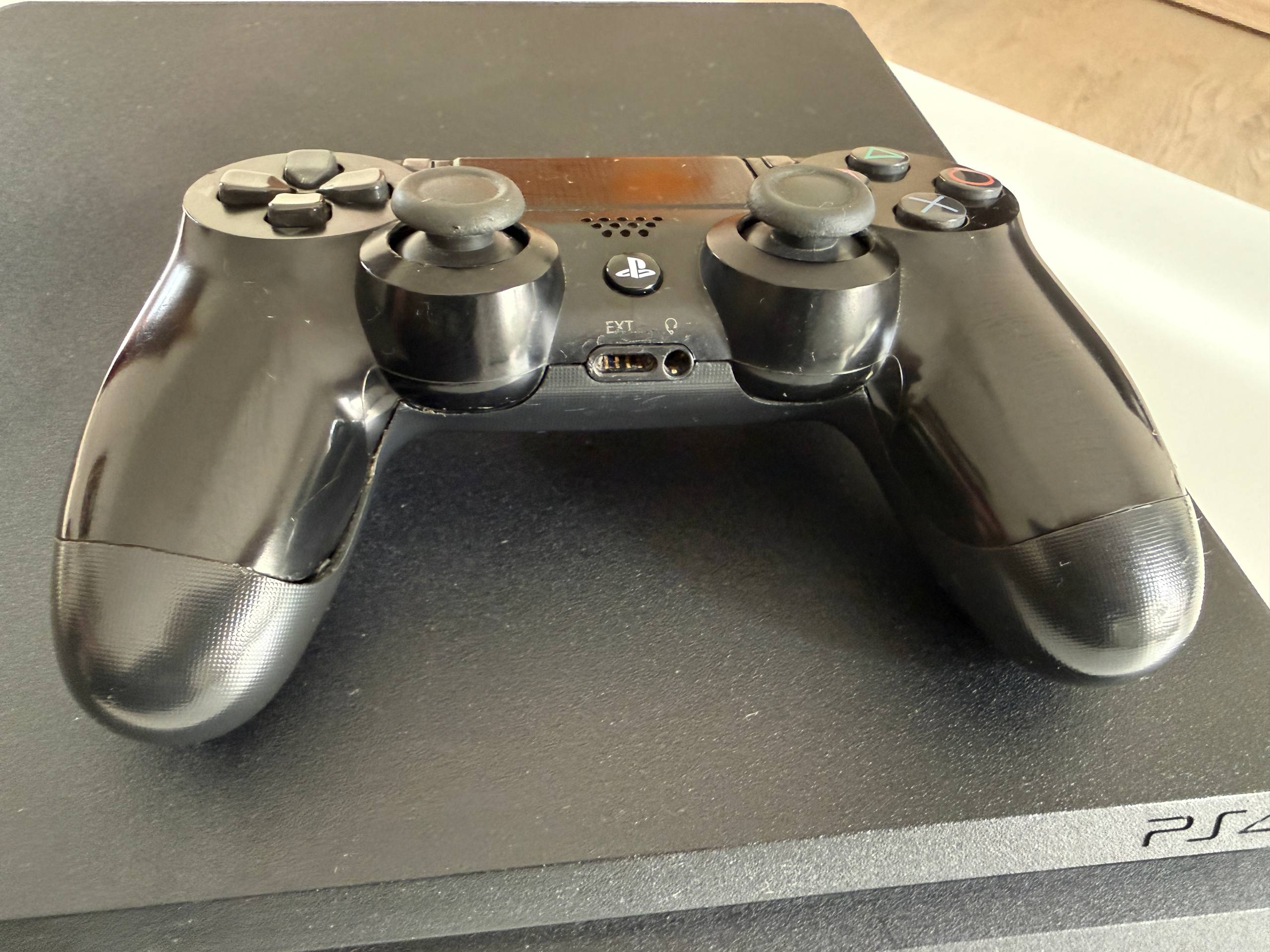 Продам Playstation 4 Slim 1TB, с двумя джойстиками. 6