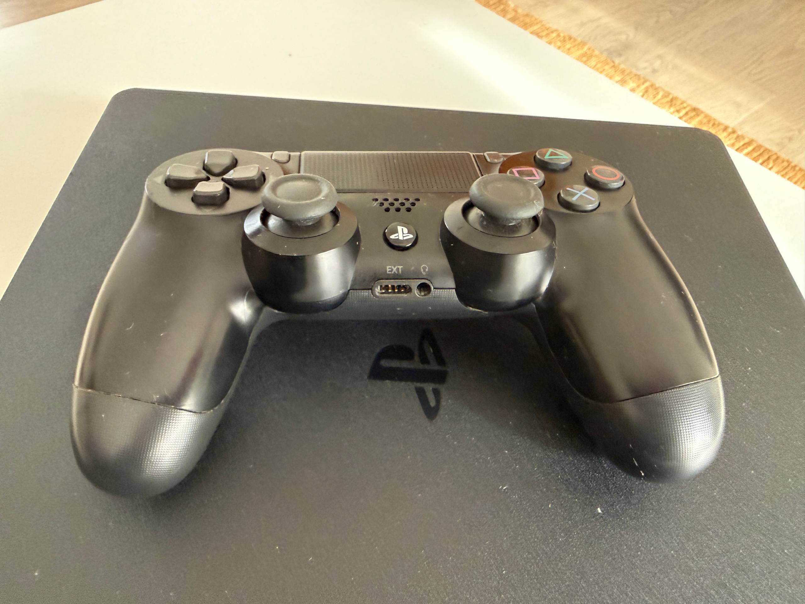 Продам Playstation 4 Slim 1TB, с двумя джойстиками. 7