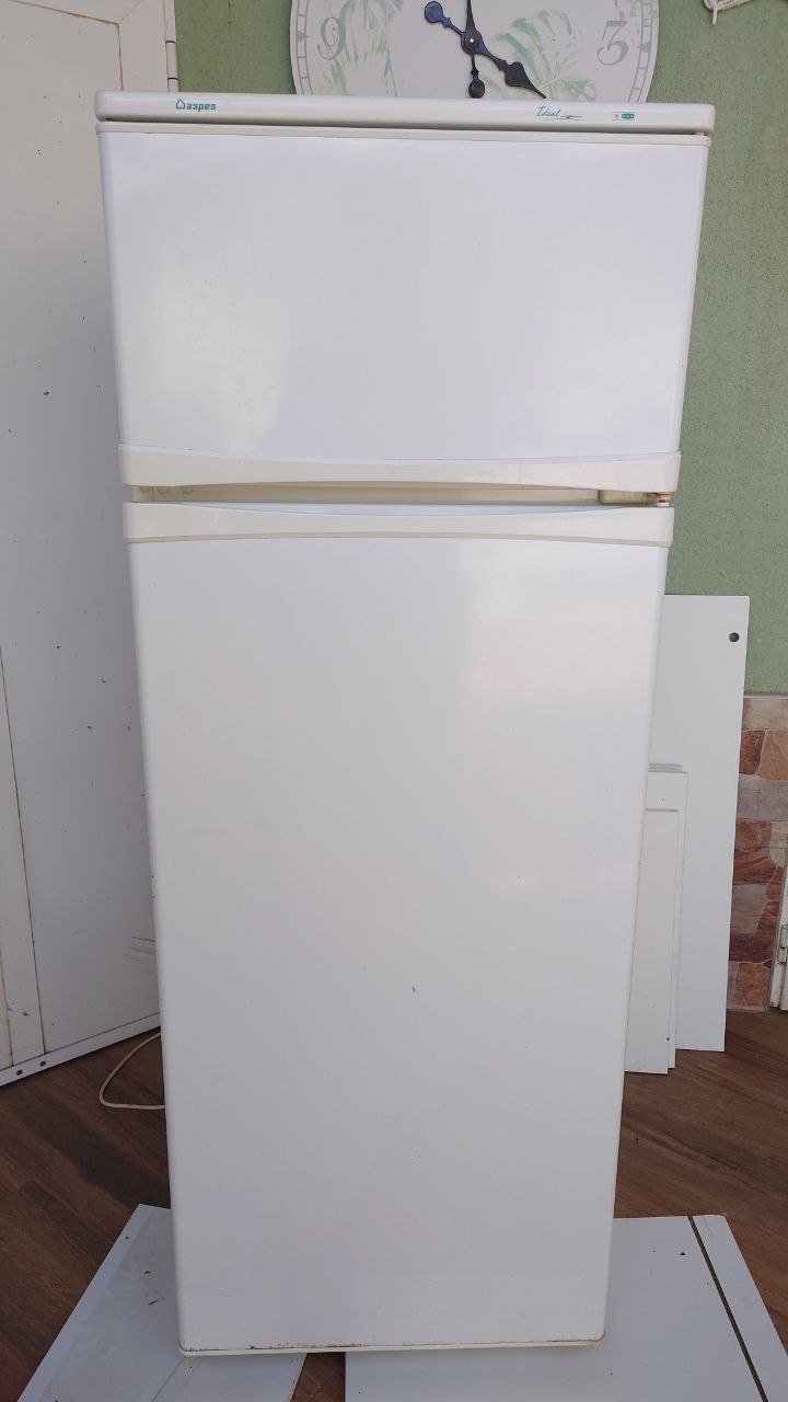 Холодильник в хорошем рабочем состоянии. 146х55х55 см 30€