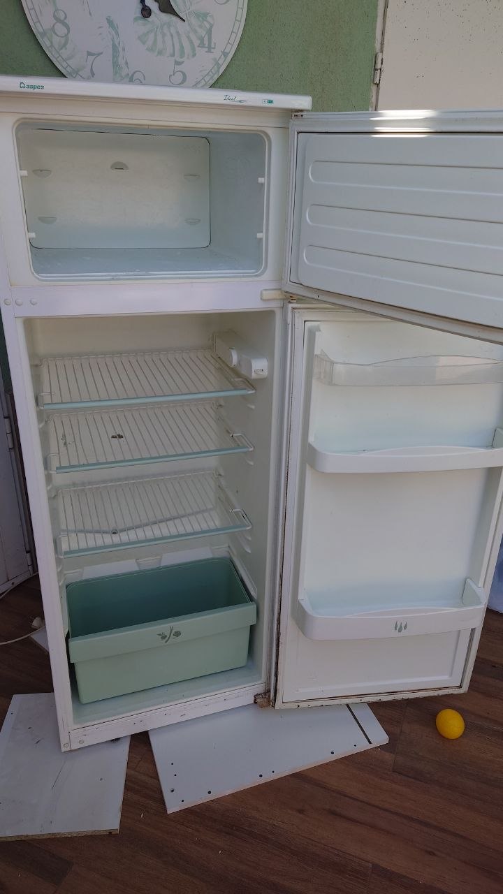 Холодильник в хорошем рабочем состоянии. 146х55х55 см 30€ 2