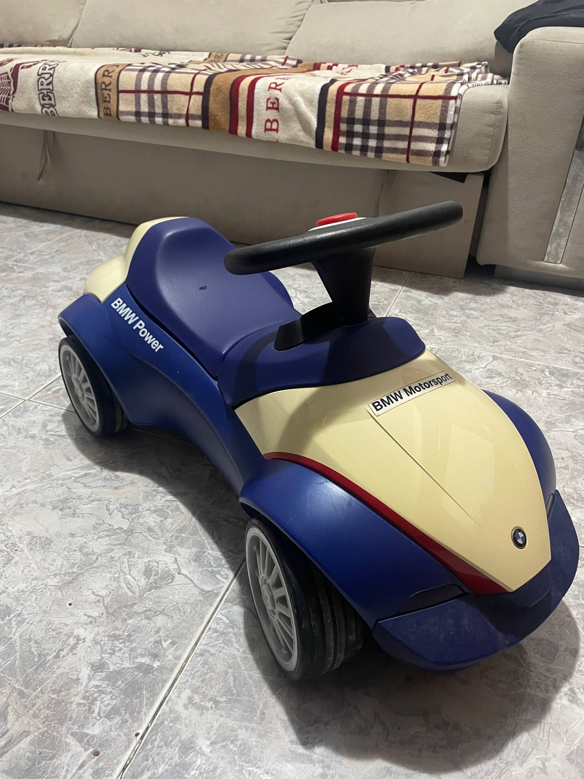 Машинка детская BMW, оригинал с Германии. На одном колесе не хватает колпака(на фото заметно) цена 1