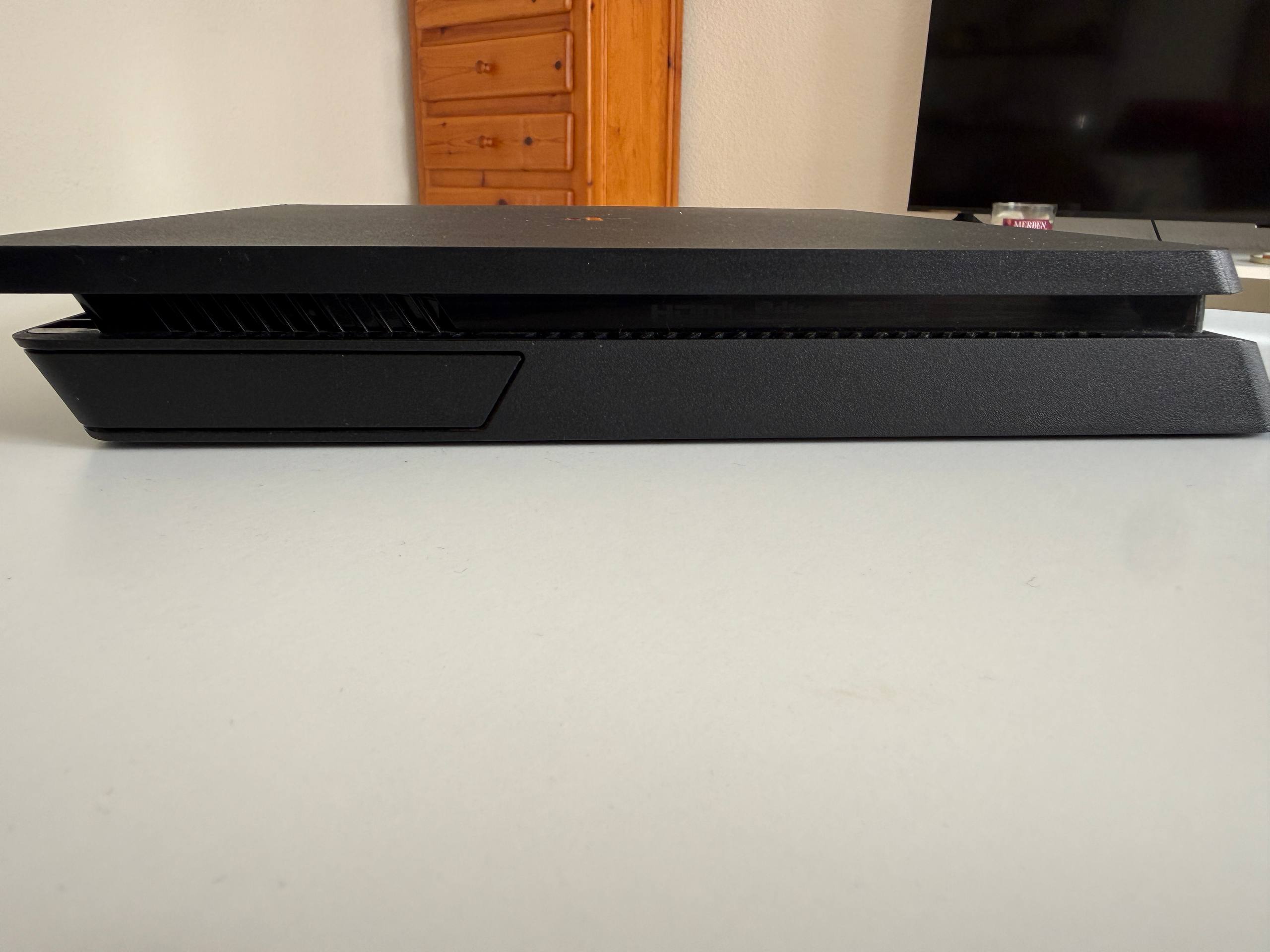 Продам Playstation 4 Slim 1TB, с двумя джойстиками 🎮🎮 2