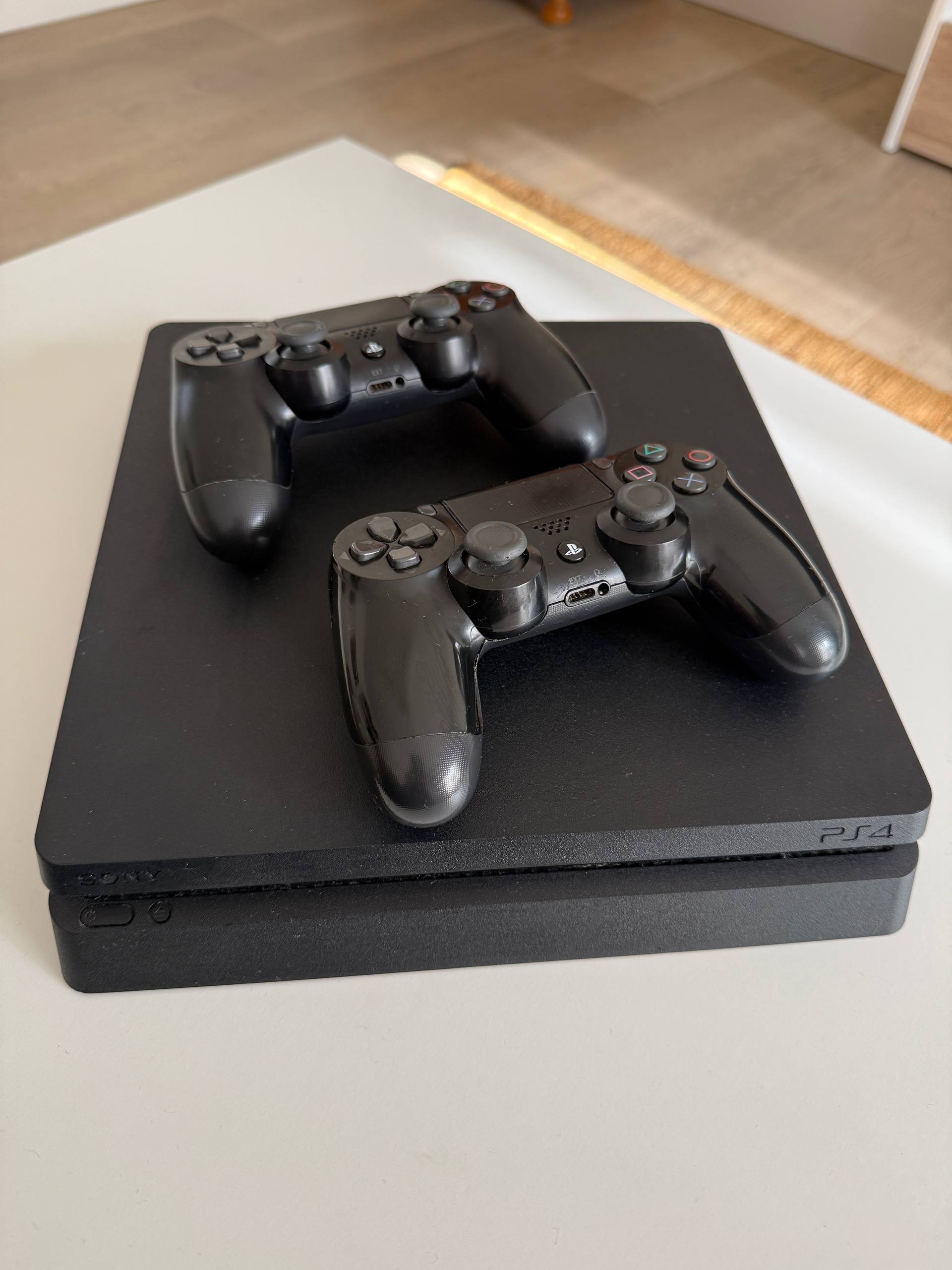 Продам Playstation 4 Slim 1TB, с двумя джойстиками 🎮🎮