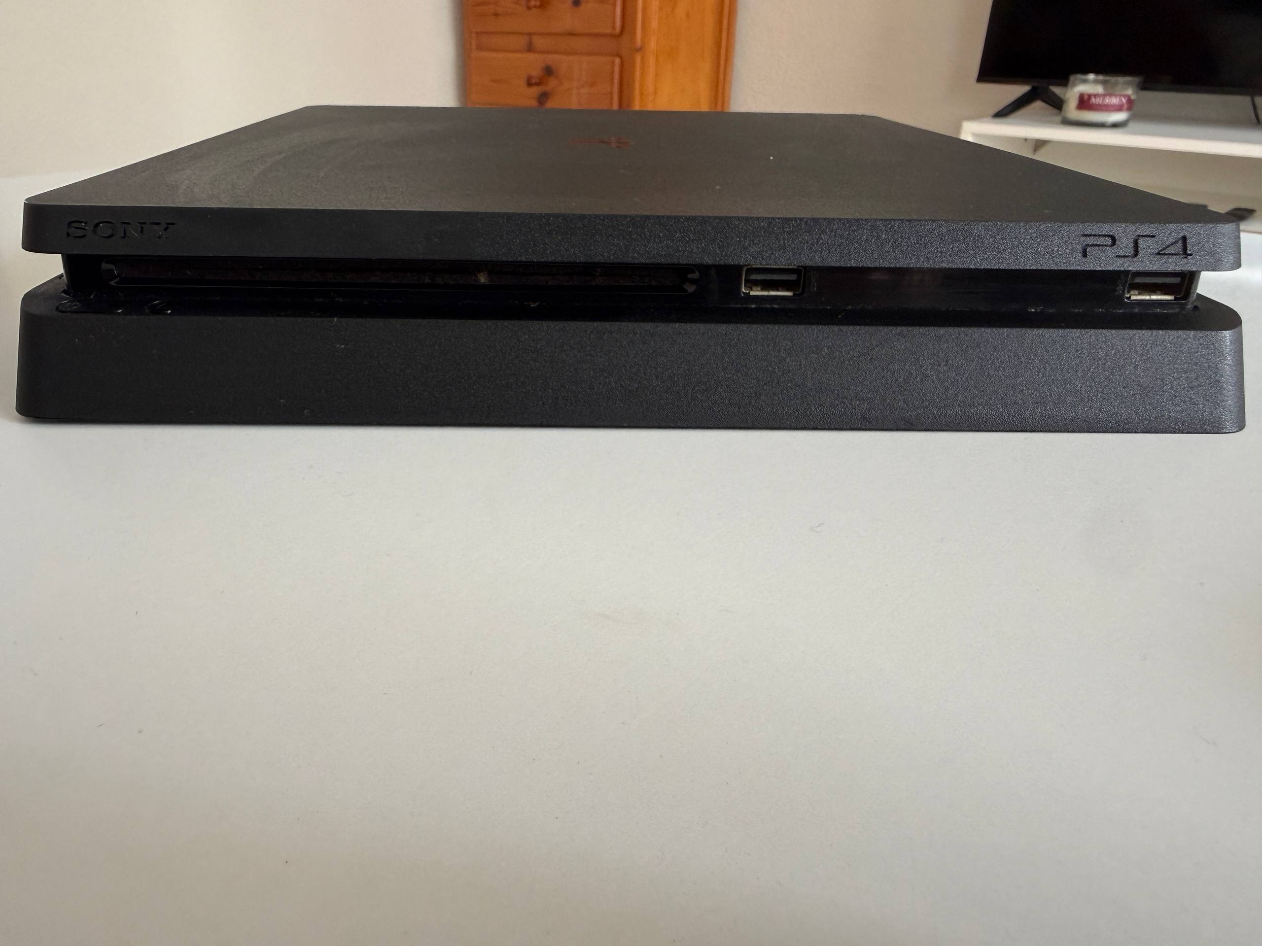 Продам Playstation 4 Slim 1TB, с двумя джойстиками 🎮🎮 2