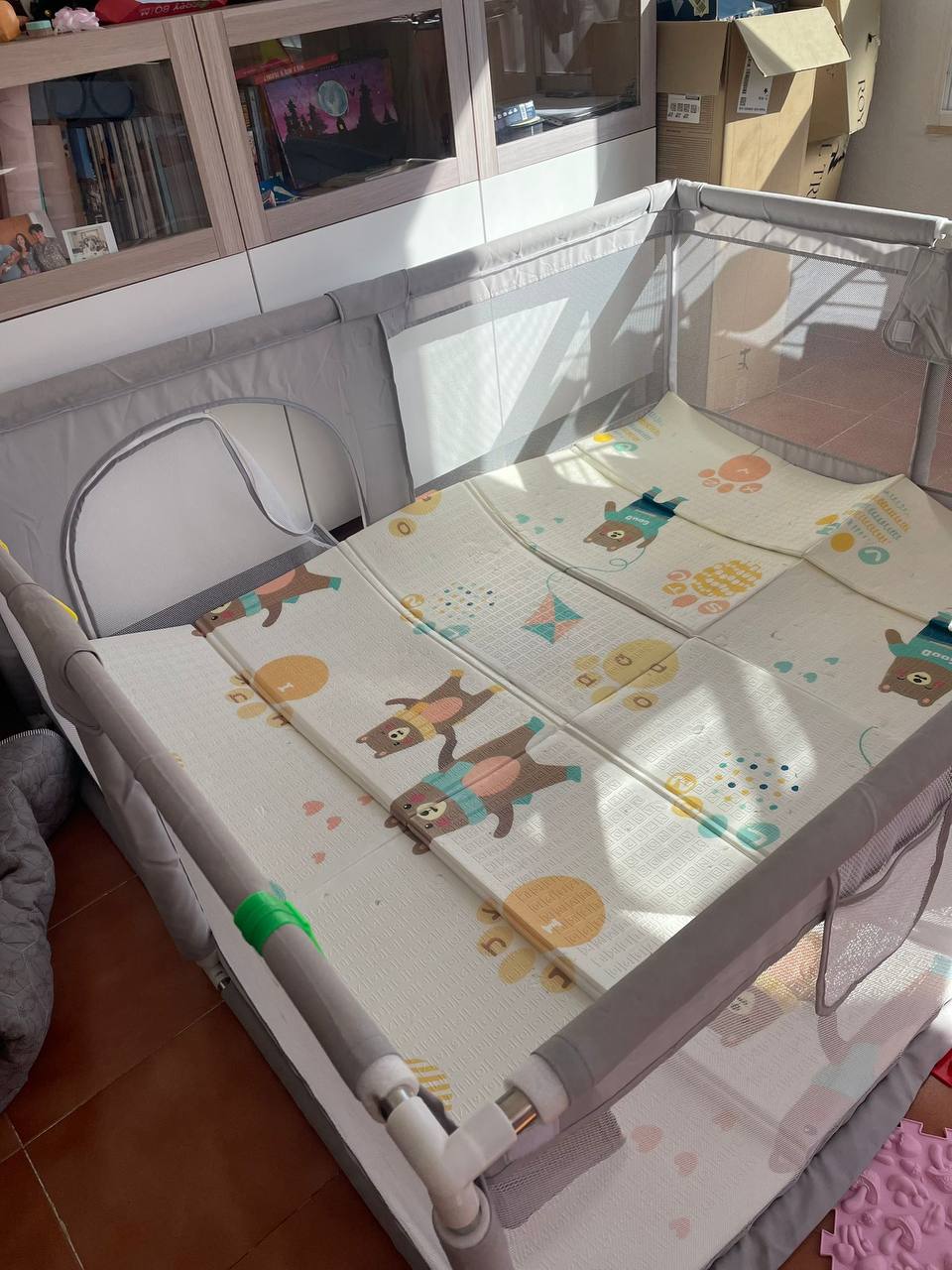Продам детский манеж+ коврик+ пакетик с шариками за 30€. Размер указан на фото, недостатки: одной па 3