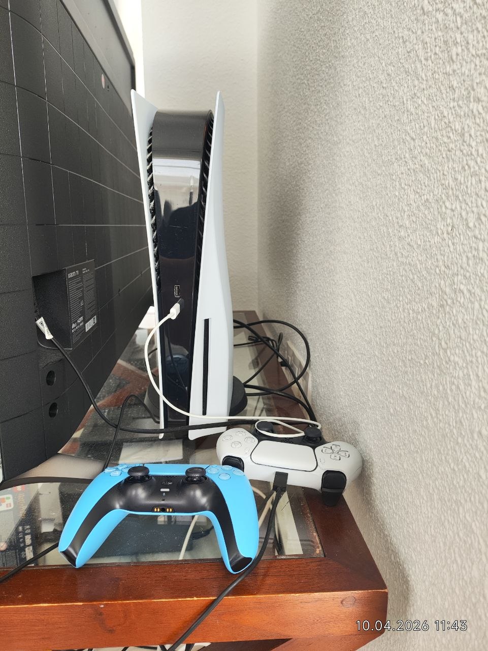 Продам PS5 с дисководом толстая модель  и есть один диск CoD Vanguard +2 джойстика . Цена 400 евро т