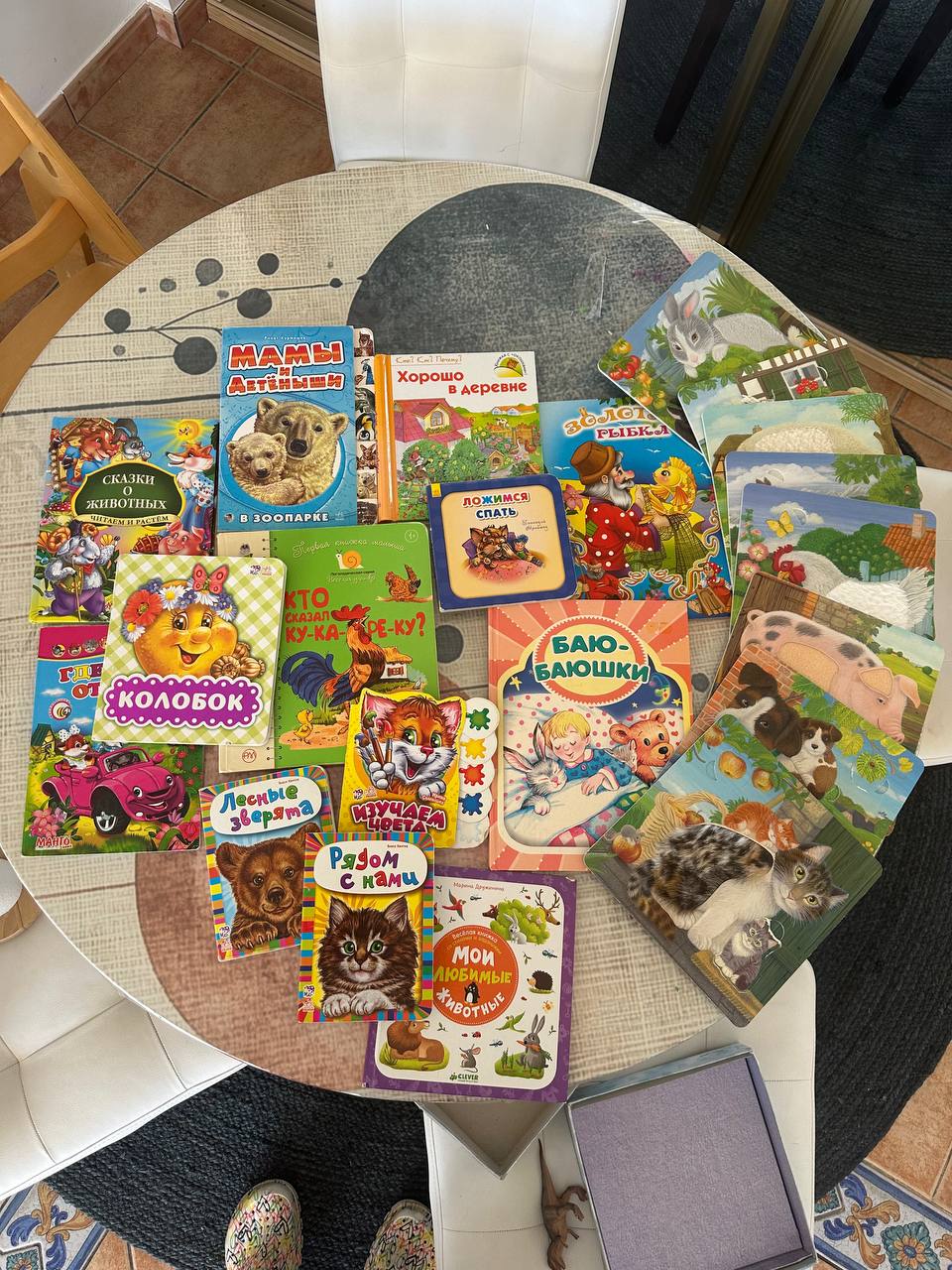 Продам книги на русском языке и тактильные картинки-пазлы.  