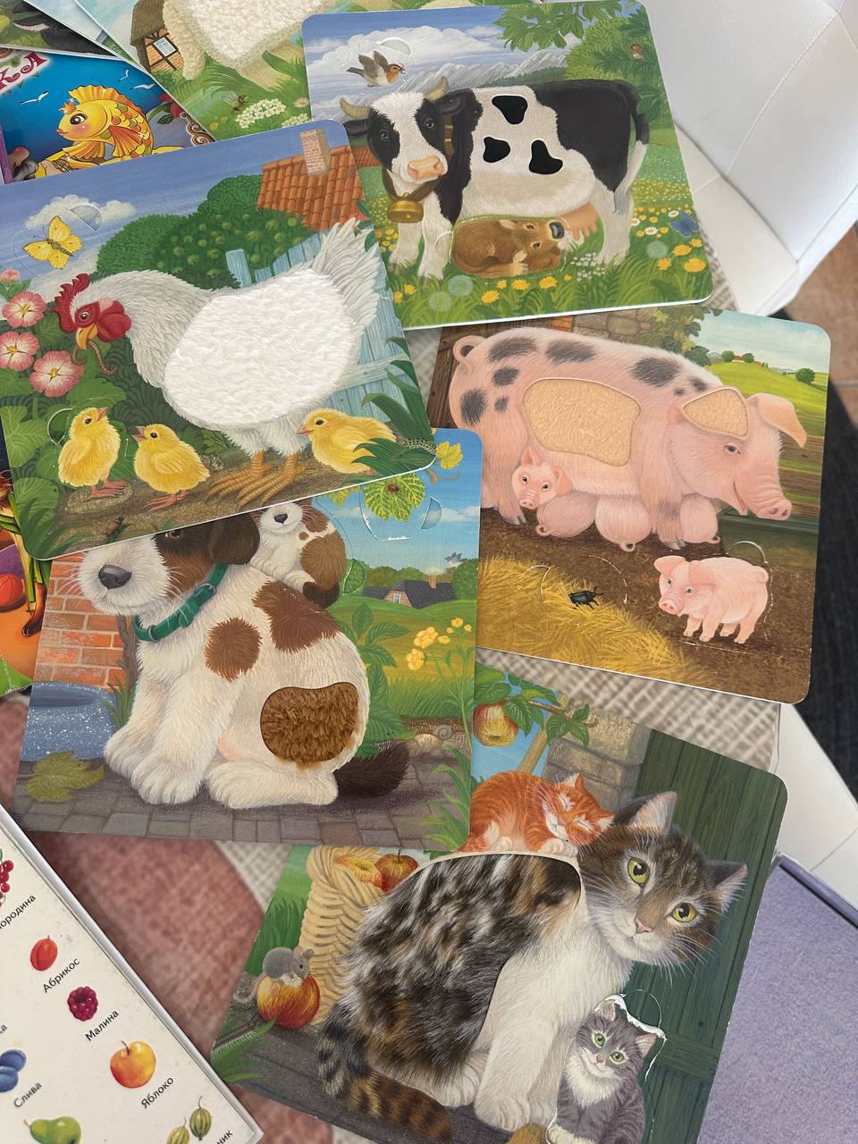 Продам книги на русском языке и тактильные картинки-пазлы. 3