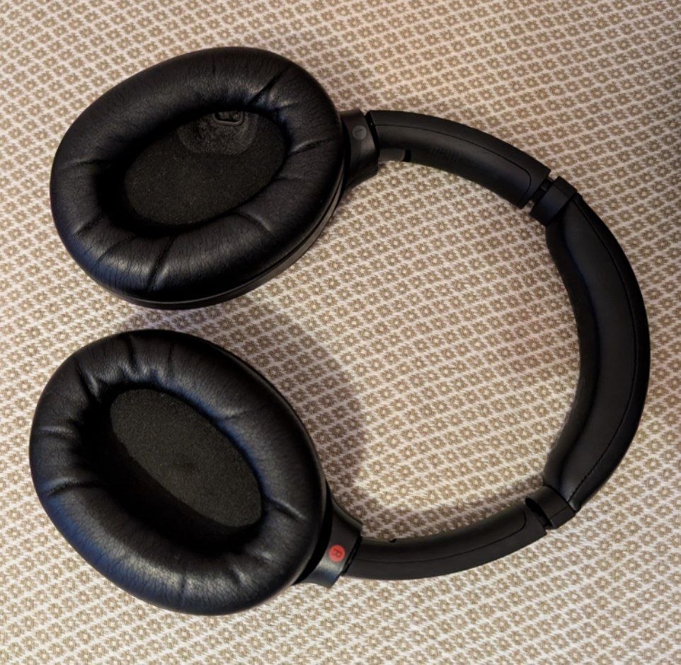 беспроводные наушники Sony WH-1000XM4, в комплекте жёсткий чехол и провода, 90евро