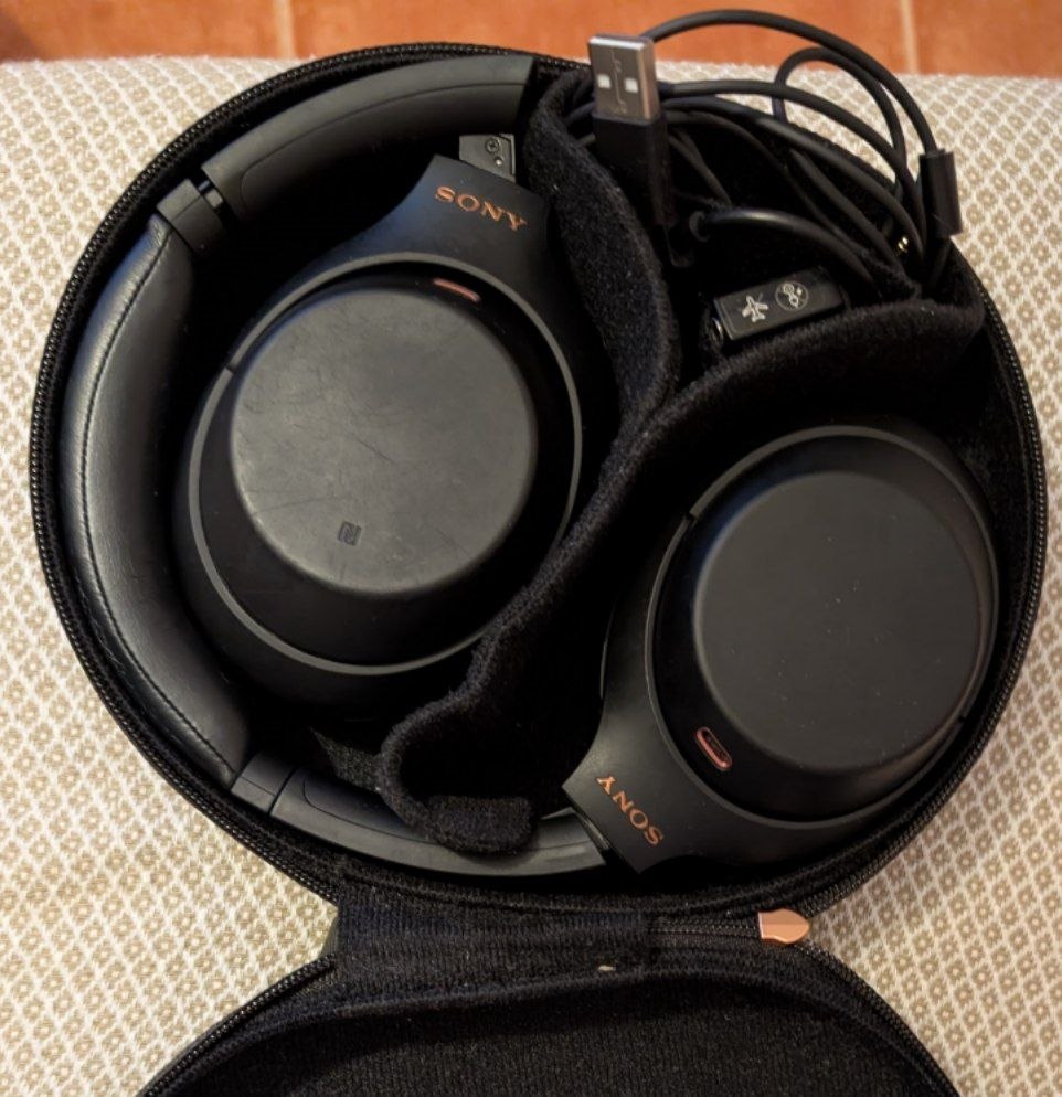 беспроводные наушники Sony WH-1000XM4, в комплекте жёсткий чехол и провода, 90евро 3