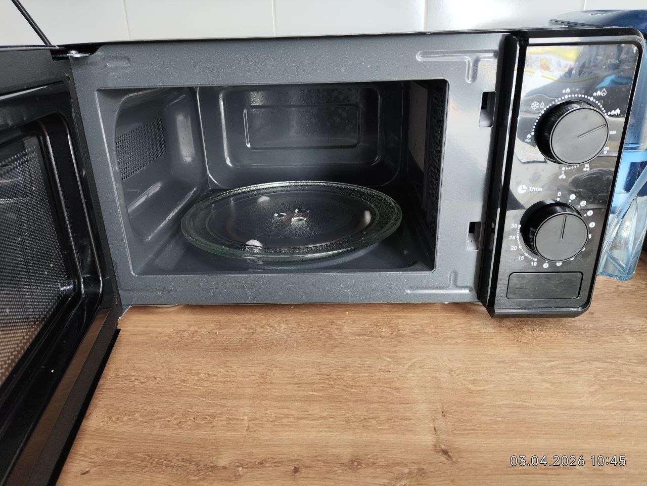 Продам Микроволновую печь, за 25 евро, покупалась 17 февраля в Ашане, цена новой 50 евро, есть родна 2