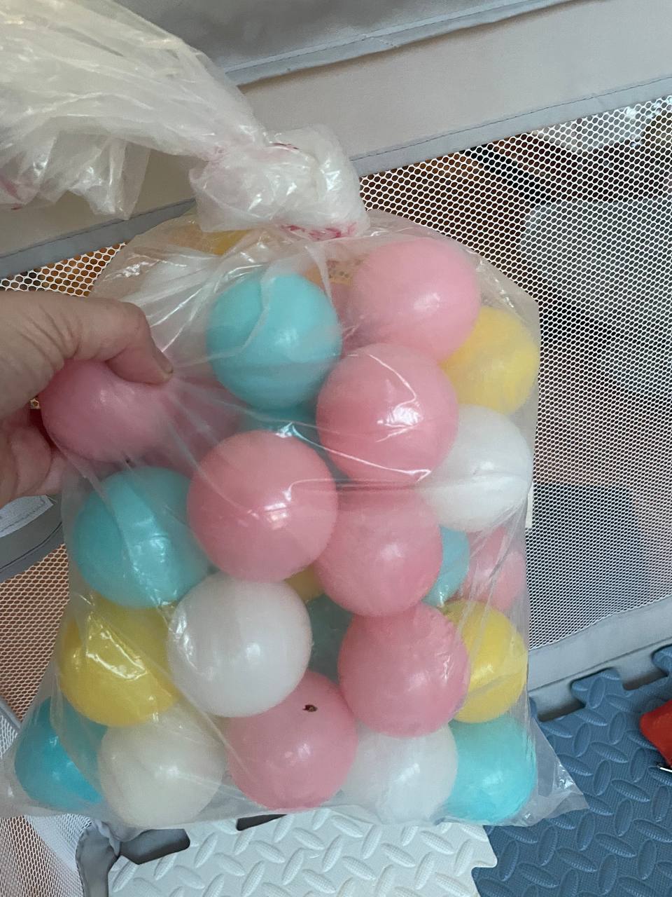 Продам детский манеж+ пакетик с шариками за 30€ (без коврика). Размер указан на фото, недостатки: од 2