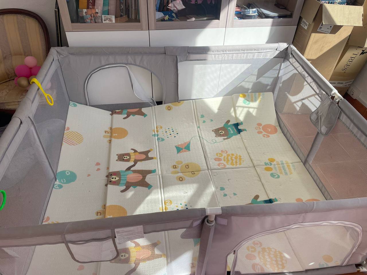 Продам детский манеж+ пакетик с шариками за 30€ (без коврика). Размер указан на фото, недостатки: од 3