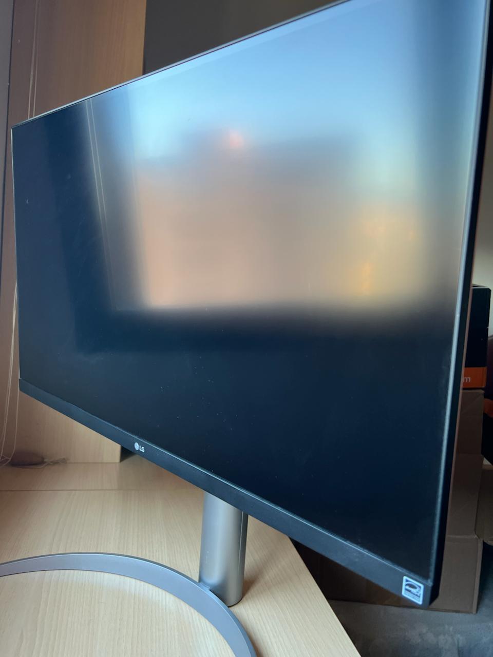 Продаю монитор LG 27UP850-W 27" LED IPS UltraHD 4K USB-C FreeSync 2