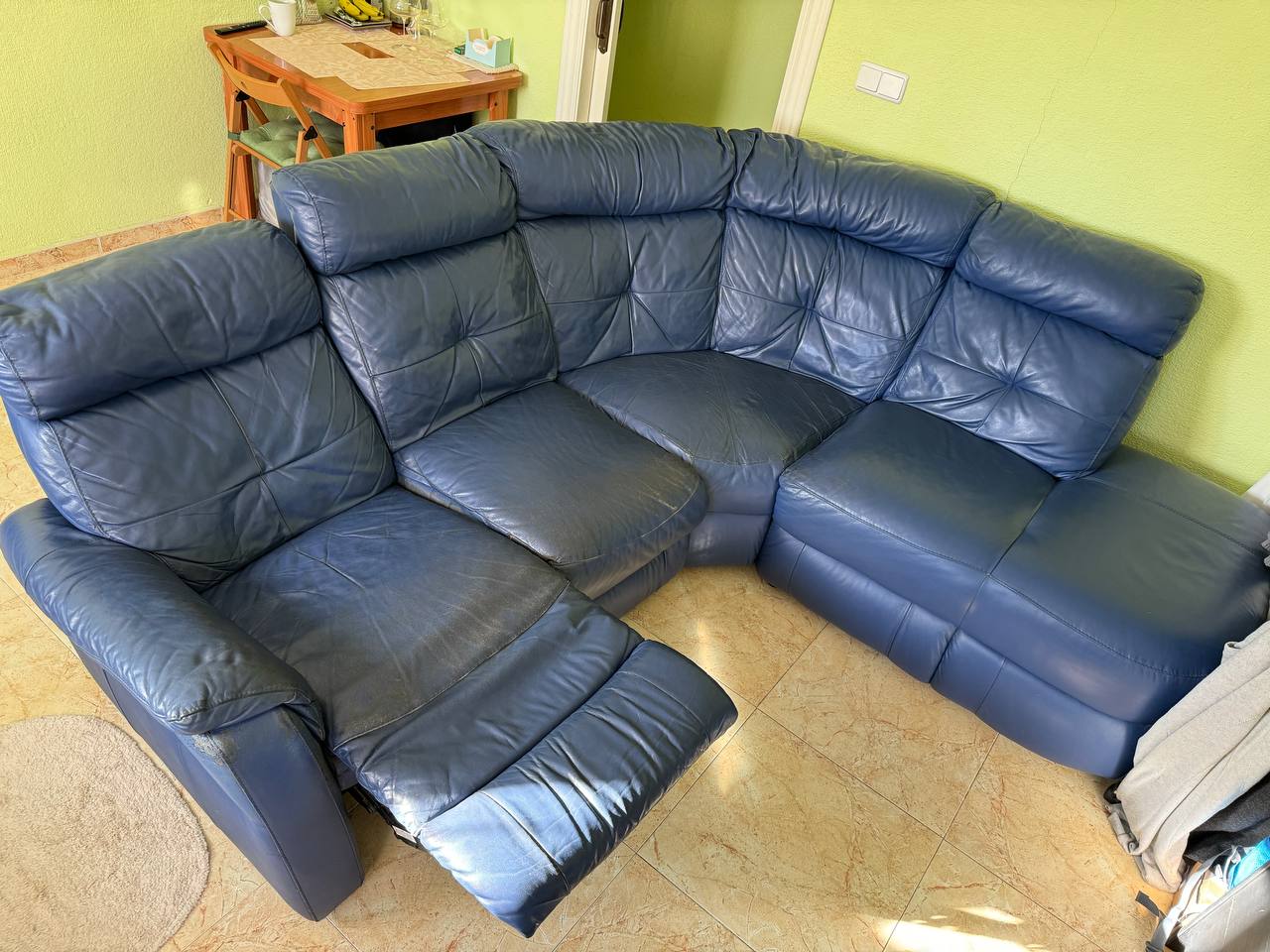 Угловой диван, натуральная кожа, требует ремонта, цена €250, самовывоз 3