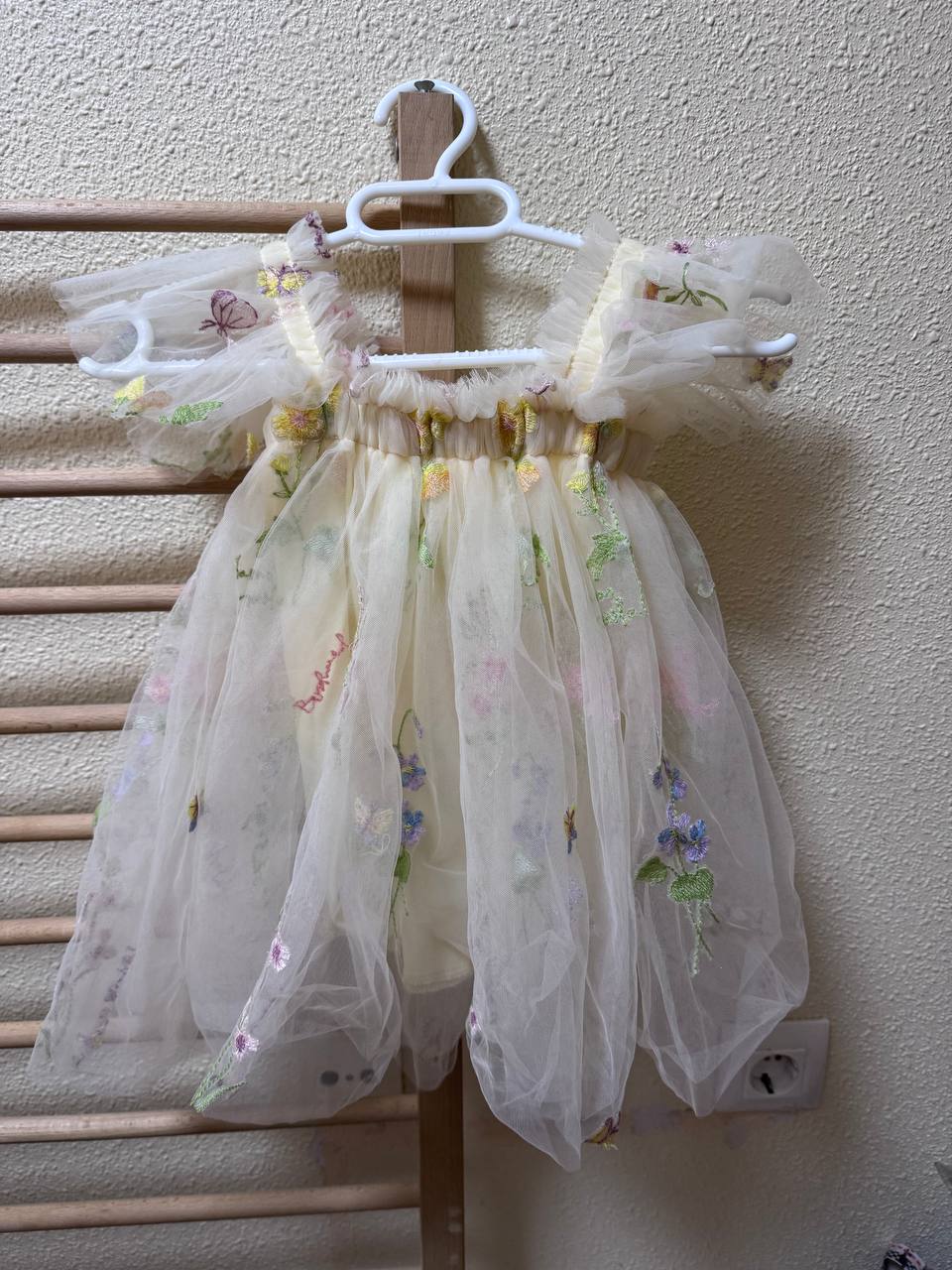 Заказывала как family look, мама с дочкой. один раз на годик надели и все.