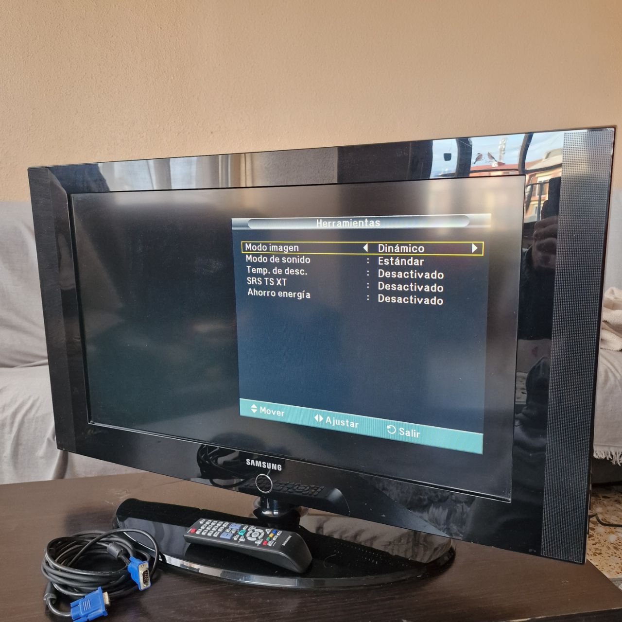 Продам телевизор - монитор. Полностью рабочий с пультом и шнурами! 40€ Аликанте