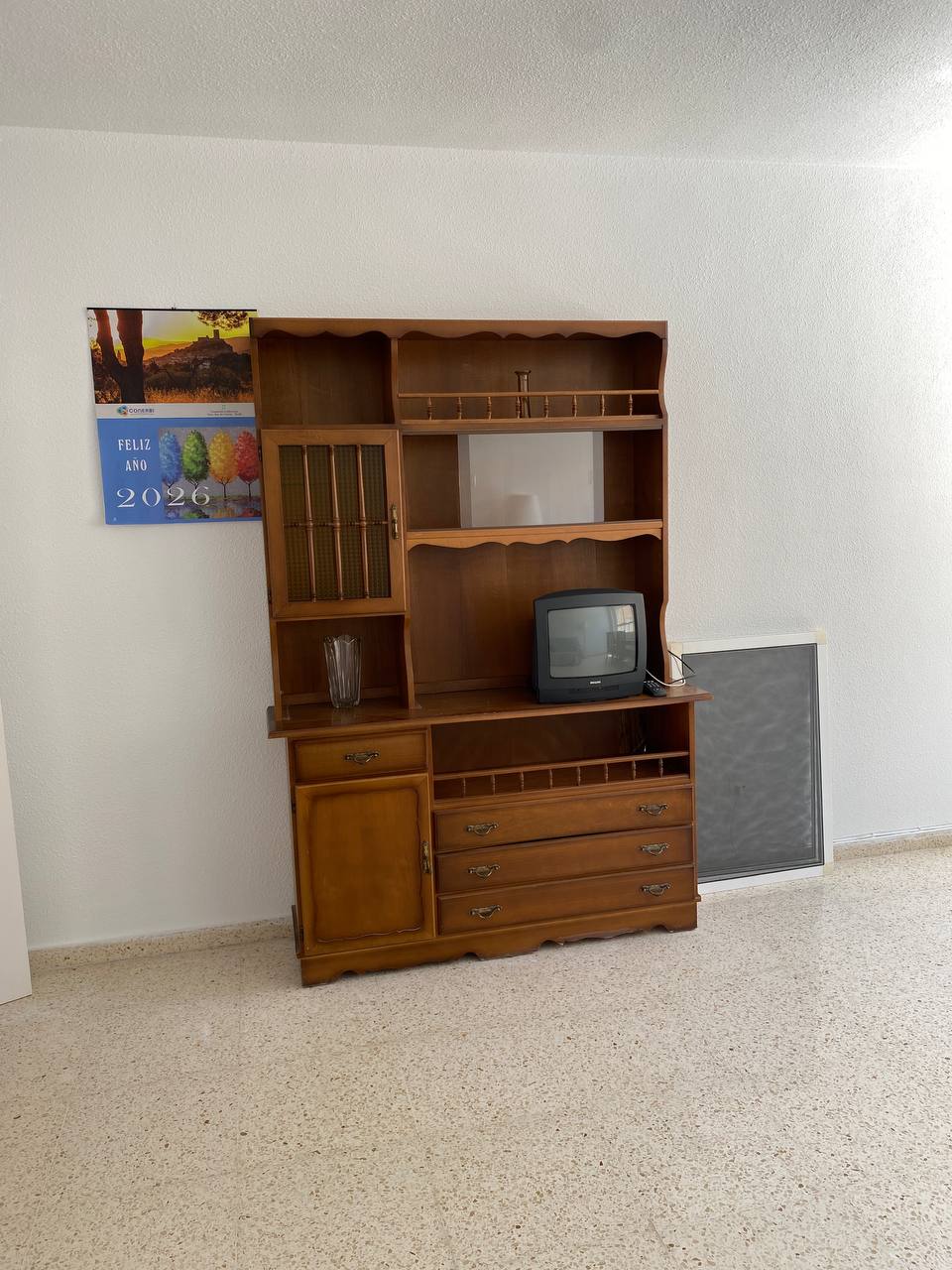 Буфет , стол и стулья в хорошем состоянии. Все 50€ 2