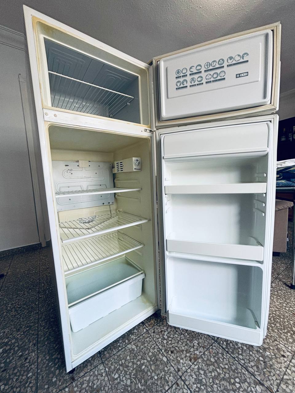 Продам холодильник Carbero б/у, в хорошем состоянии. Полностью рабочий, холодильная камера и морозил