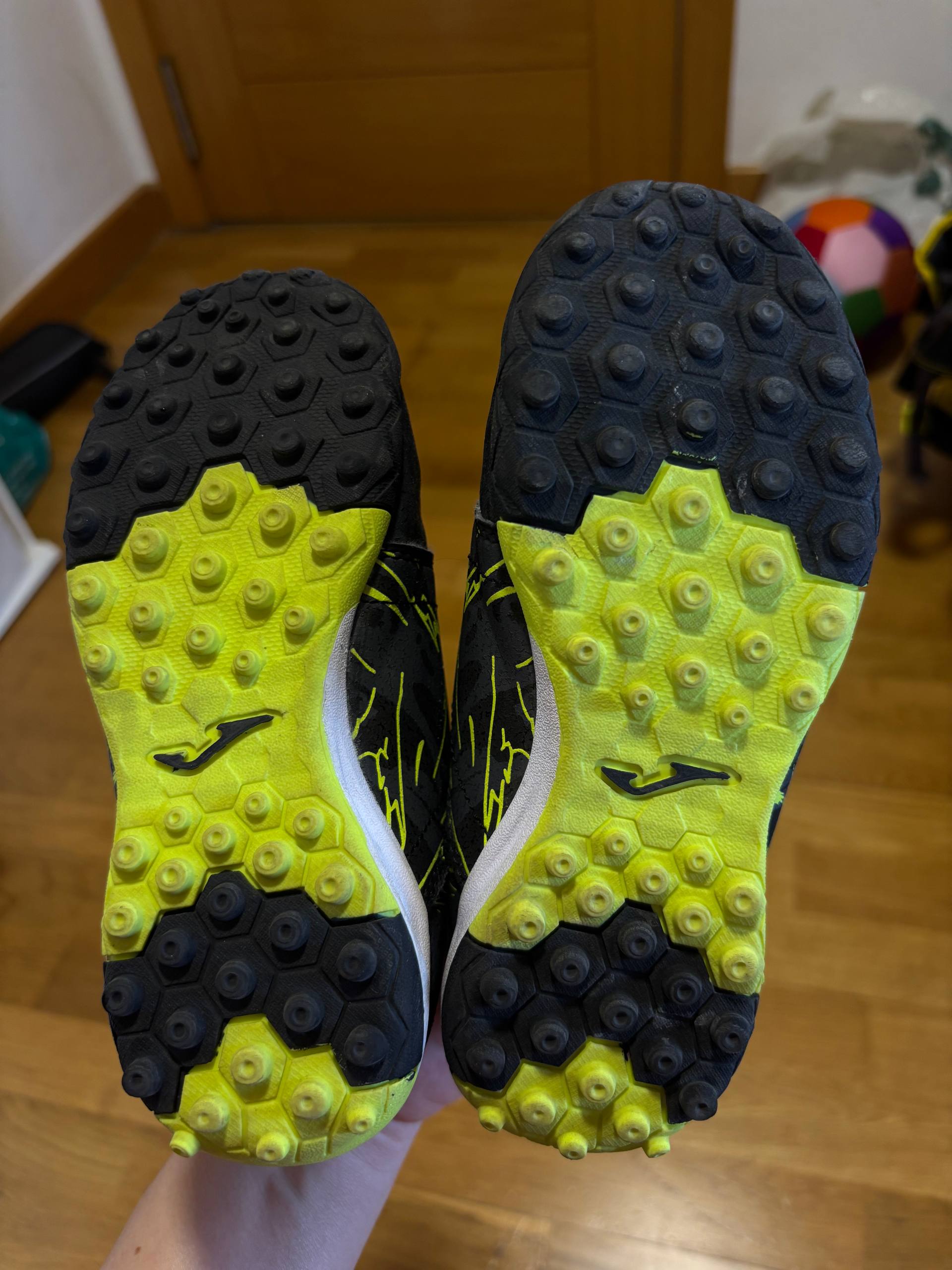 Детские футбольные бутсы JOMA 30 размер. Почти новые, не успели поносить. 10€ 4