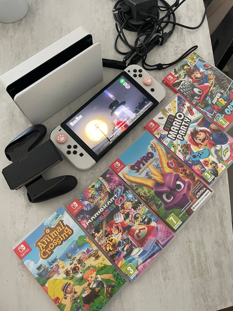 Продам Nintendo Switch OLED (Нинтендо Свич) полный комплект и родная коробка + 5 игр. 250 евро за вс