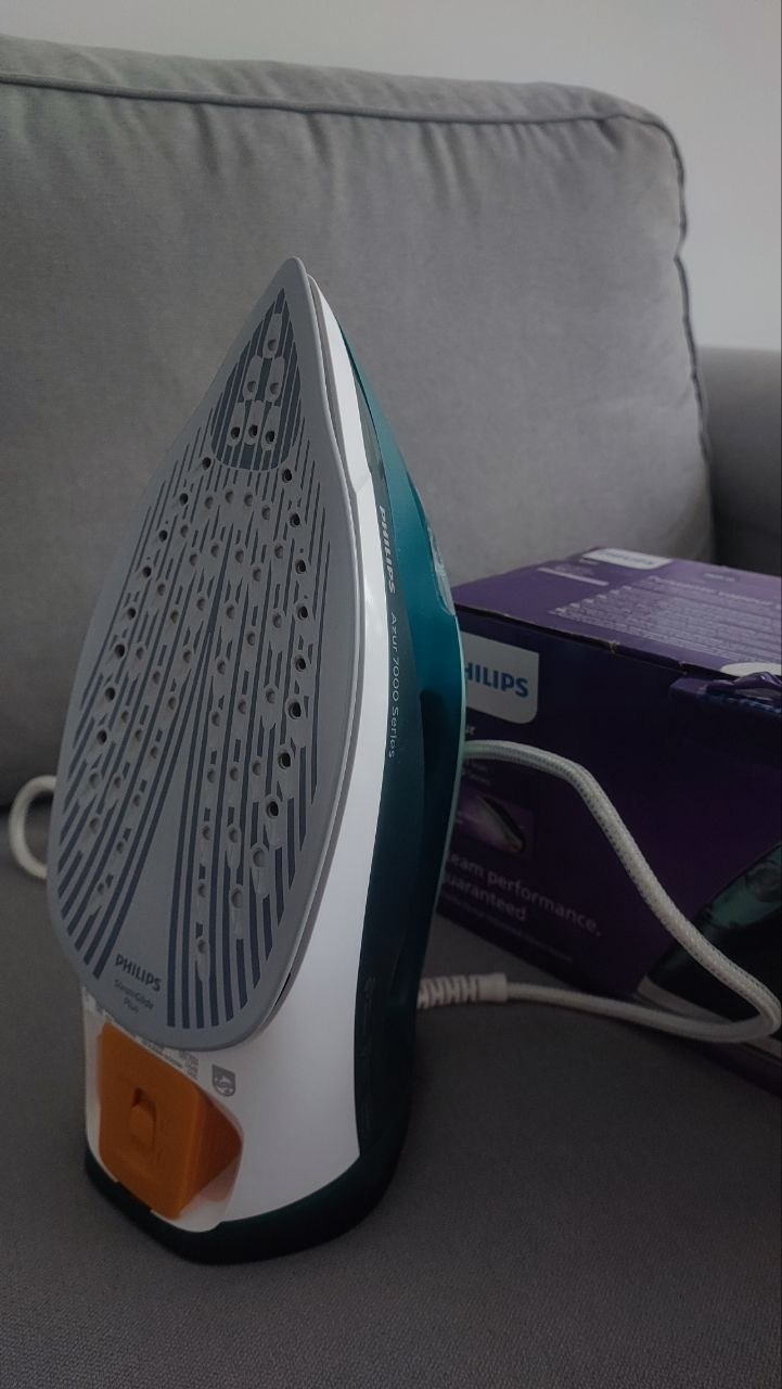 Продам утюг Philips azur 7000, новый на гарантии.