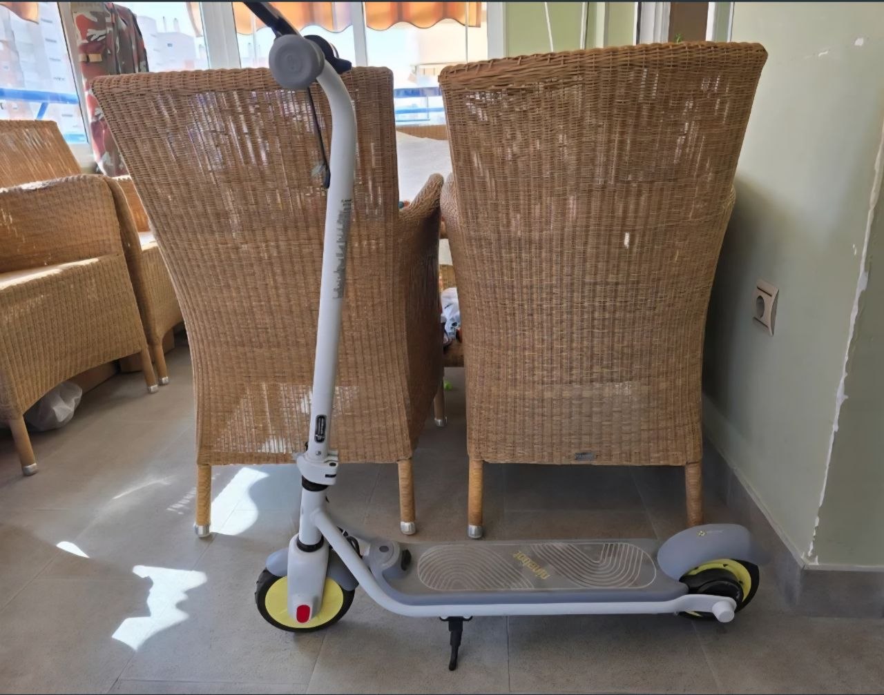 Продам детский электросамокат Segway Ninebot C8 в хорошем состоянии.