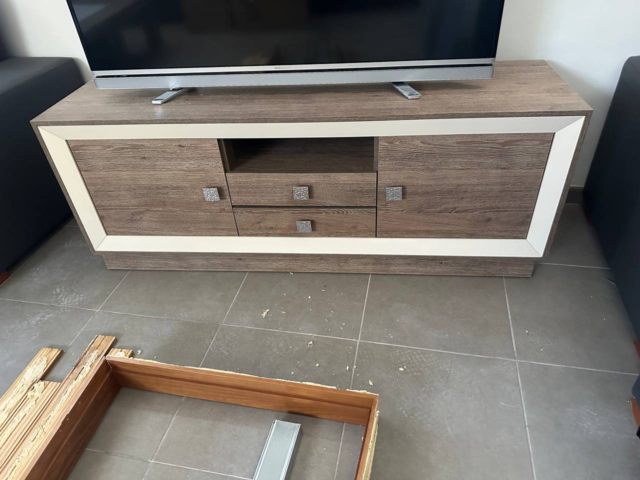 1. Тумбочка под телевизор 20€
