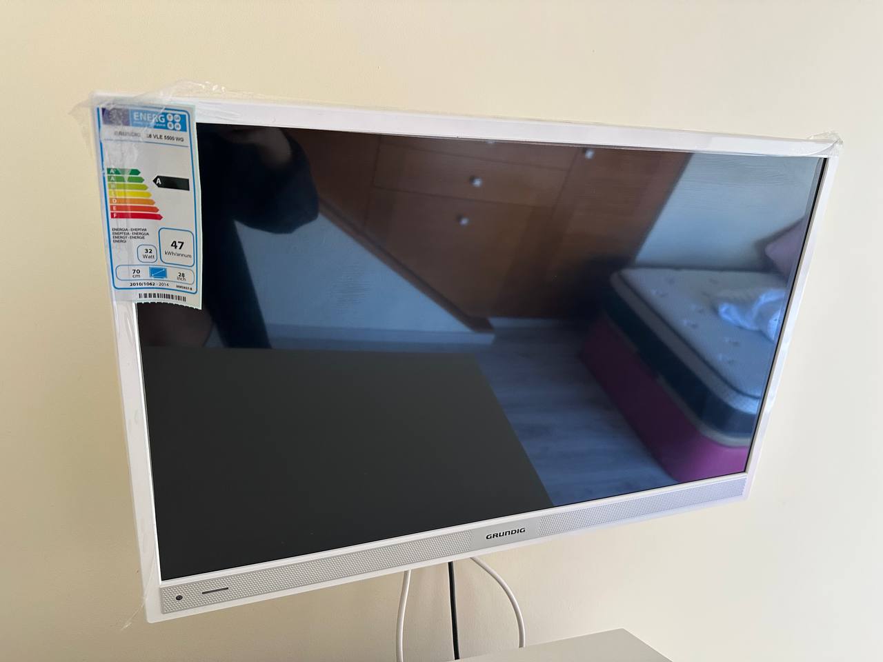 3 телевизора Grundig 28 VLE 5500 WG белые (2шт) и черный Grundig 32 VLE 5500 BG.
