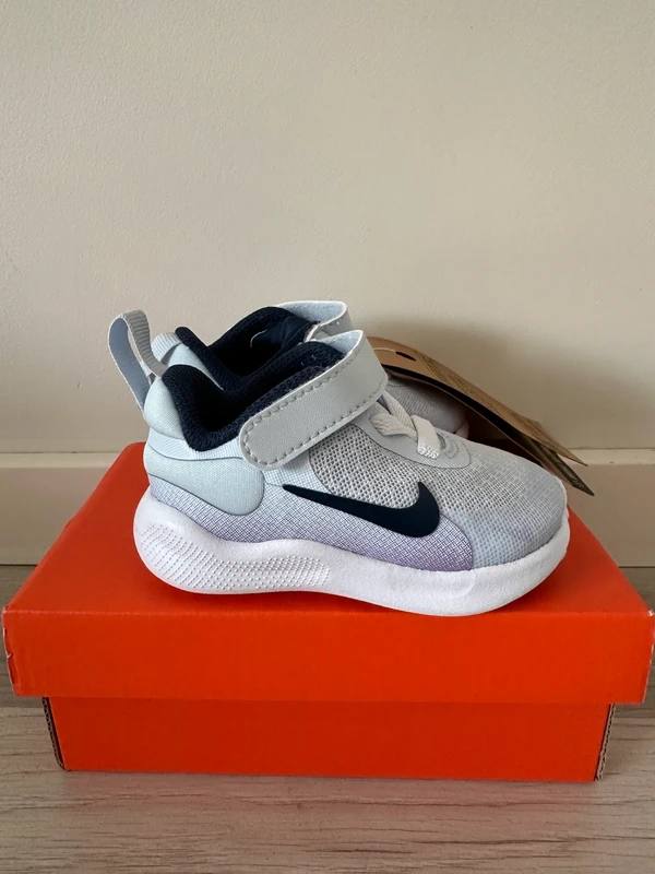Детские кроссовки Nike, новые, оригинал. Размер 18,5 (9 см). Цена 16€.