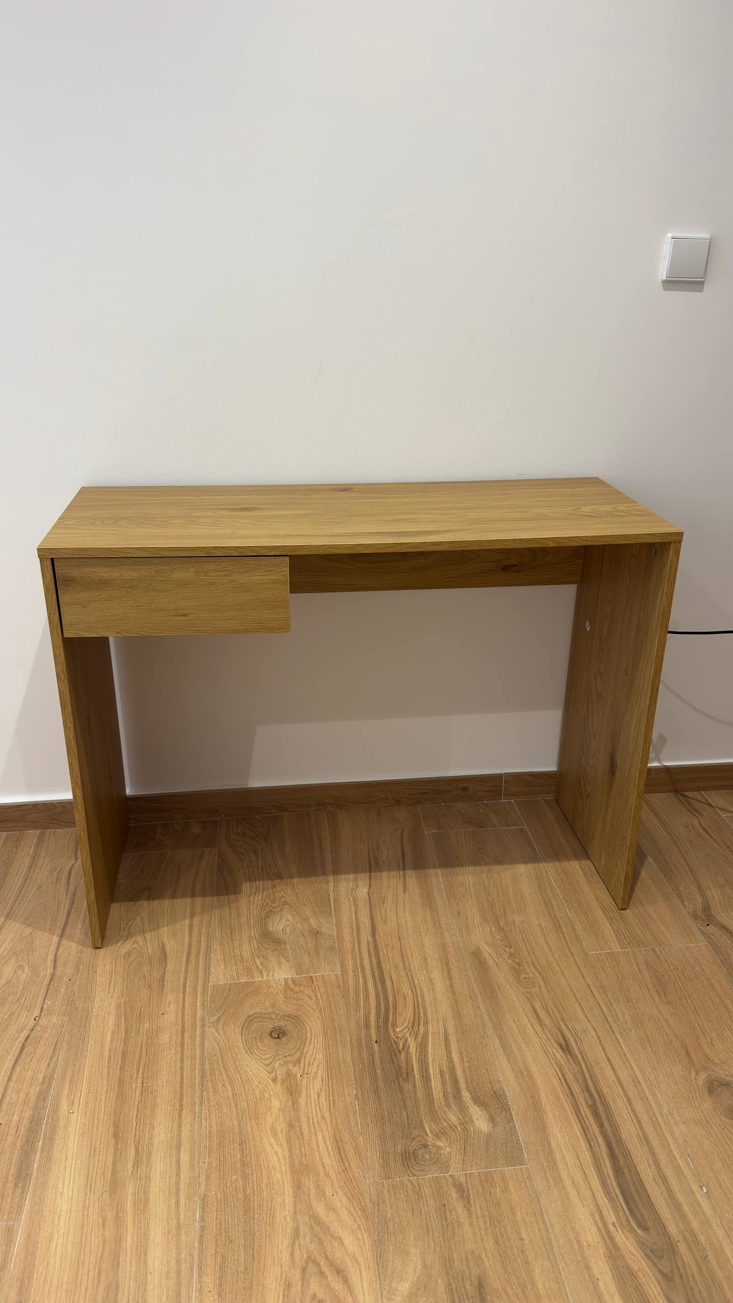 Продам стіл в ідеальному стані, 20€. Метро Luceros