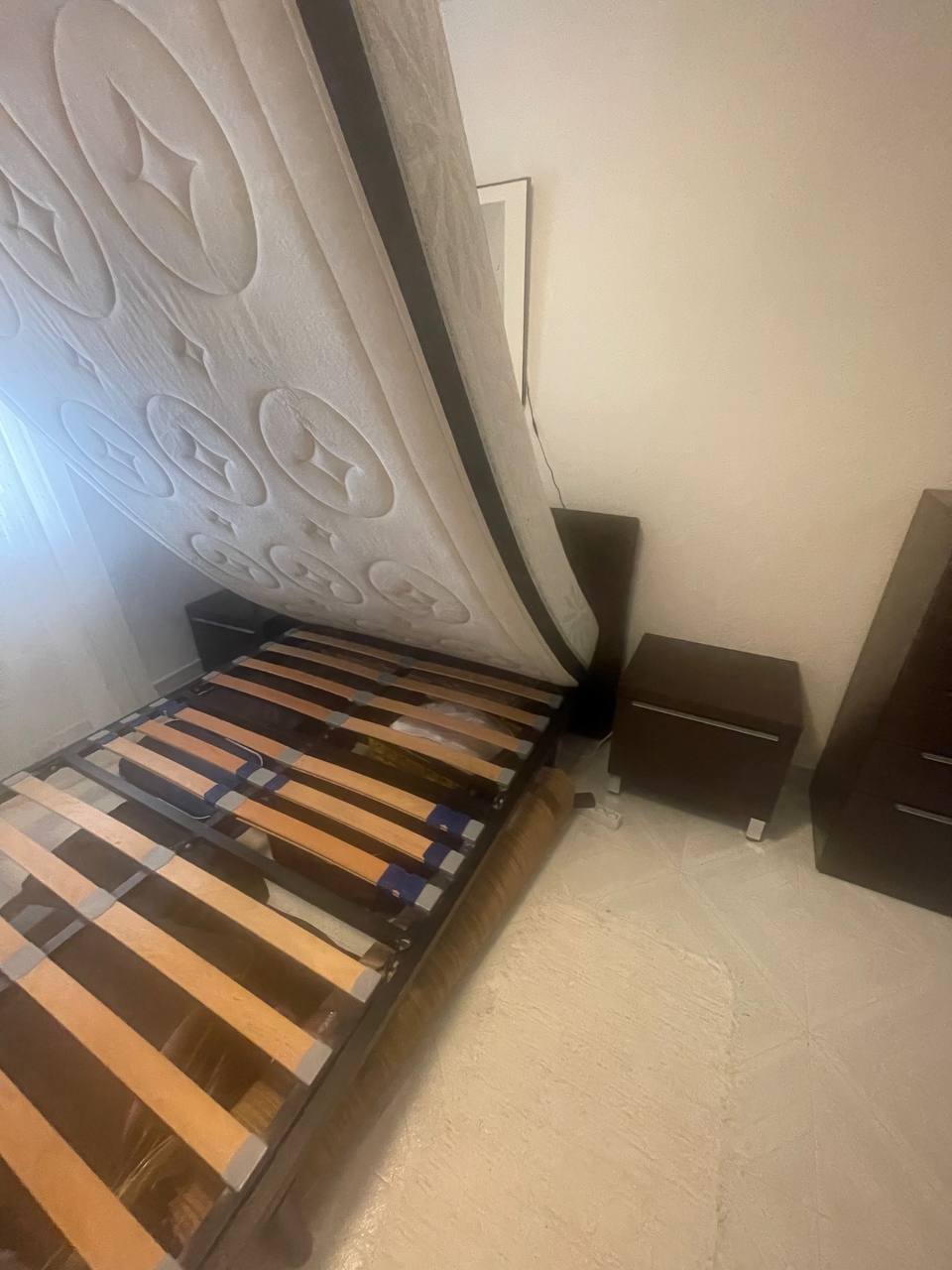 🛏️ Продаётся спальный комплект: кровать + матрас + 2 тумбочки + комод