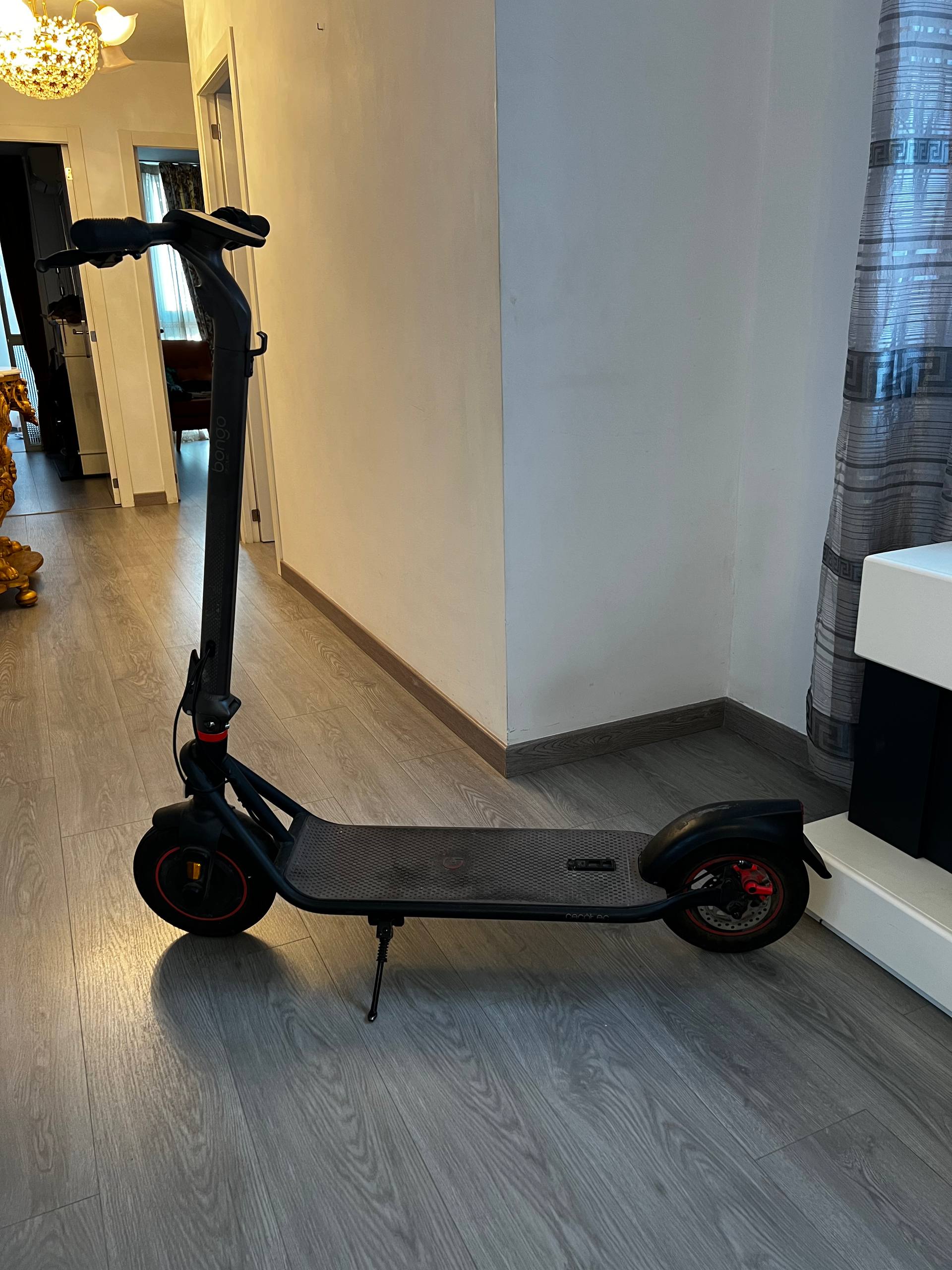 Продаю электросамокат Cecotec Bongo G40 XXL Connected в хорошем рабочем состоянии.