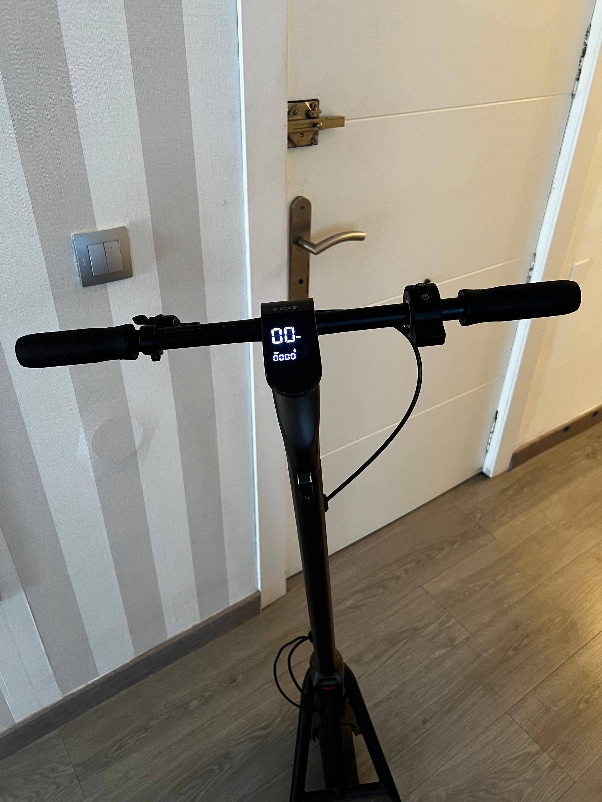 Продаю электросамокат Cecotec Bongo G40 XXL Connected в хорошем рабочем состоянии. 3