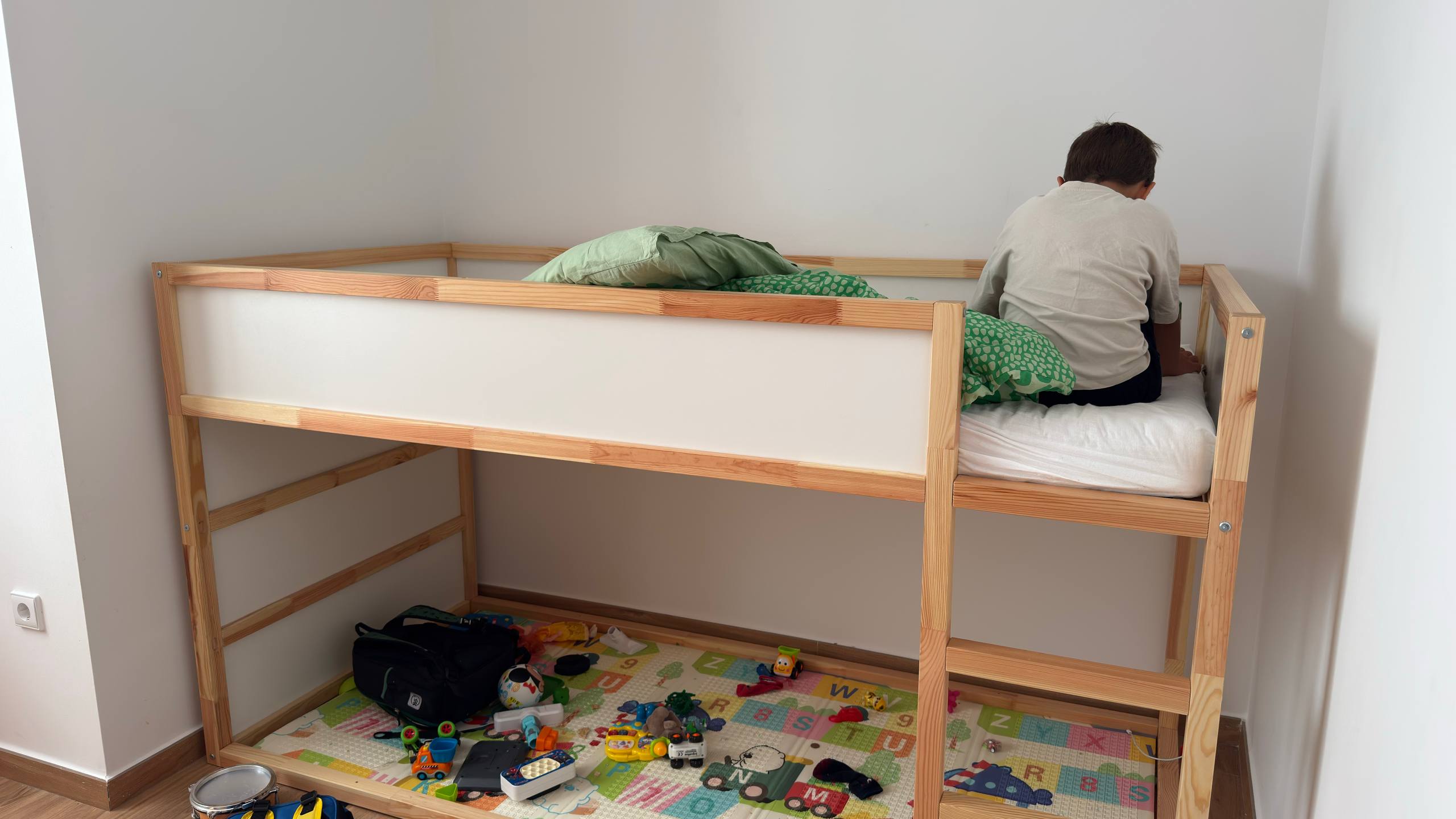 Продам ліжко Ikea , стан ідеальний, 100€. Розбирається.