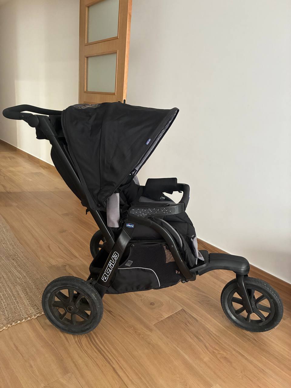 100€, коляска Chicco + дощовик, багато місця для дитини. Самовивіз з Luceros