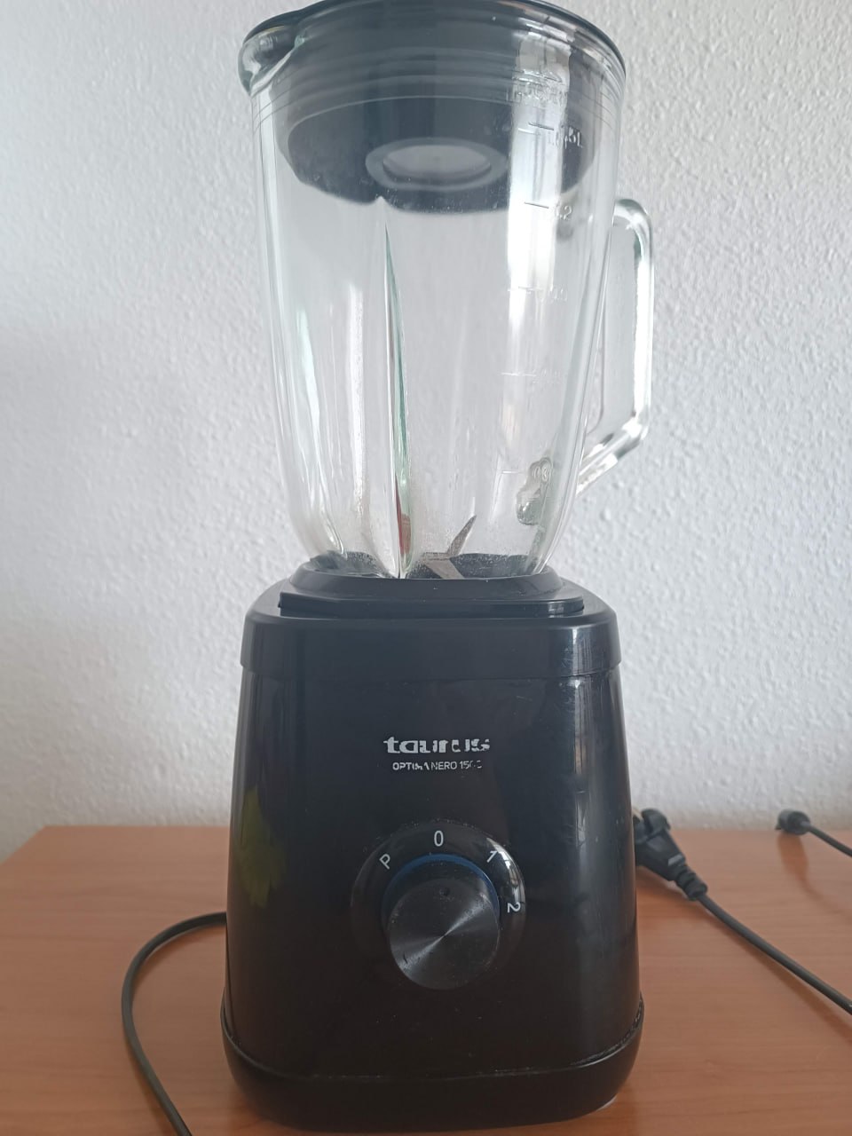 Блендер. 1500W, 4 скорости. 15 евро. Чаша стекло на 1 литр