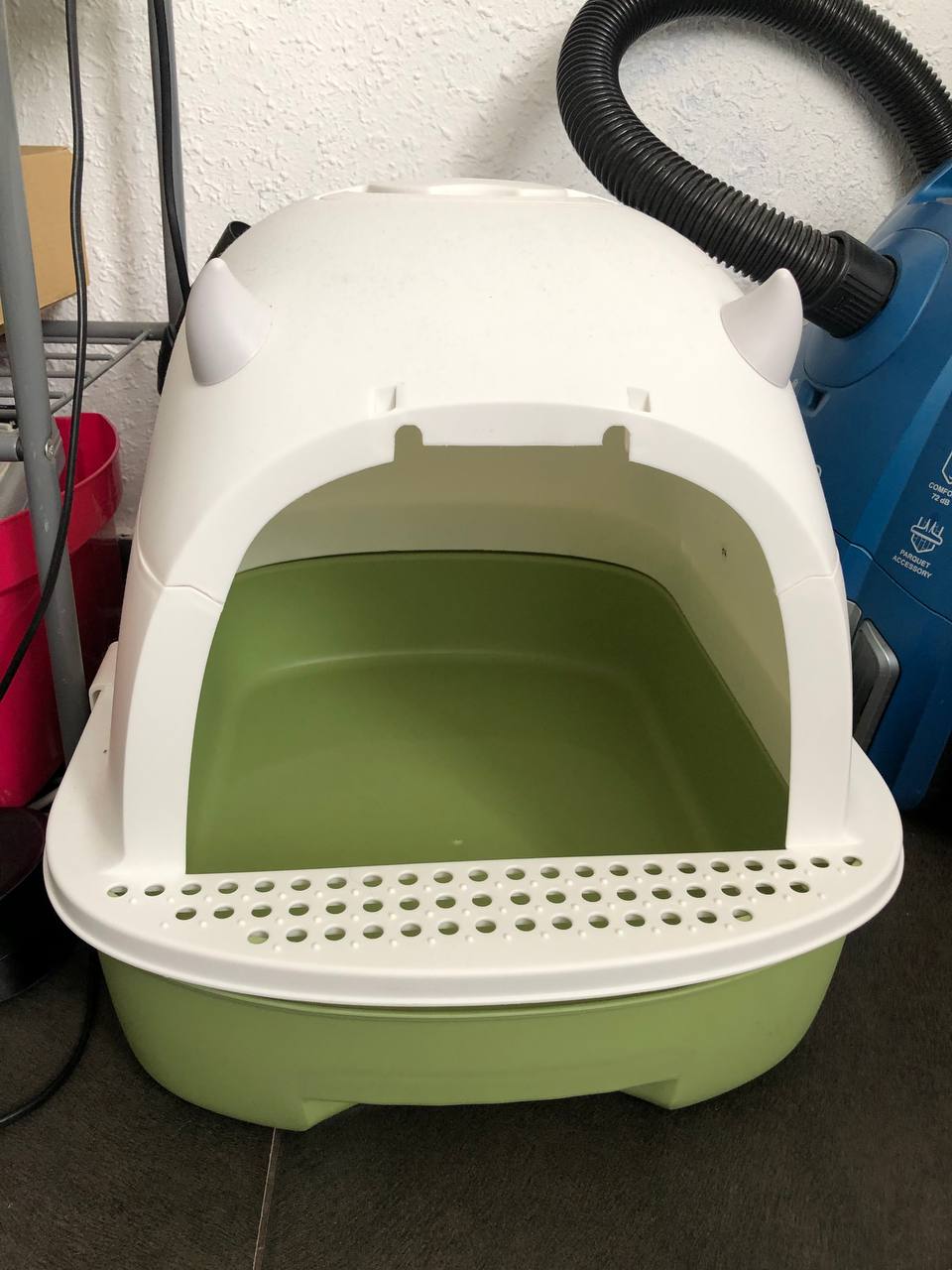 Новый кошачий туалет с дверкой на фото она снята 20€