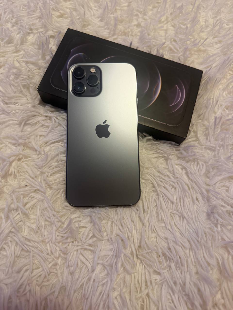 Продаю iPhone 12 Pro Max. Телефон полностью исправен, работает без проблем.