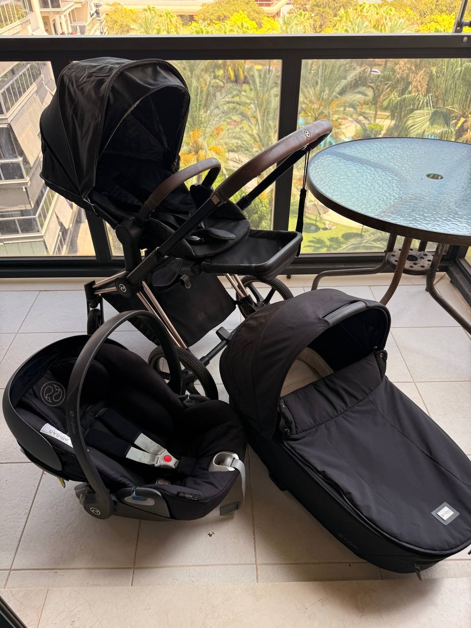 Продам коляску cybex Priam 2.0, люлька 4.0. И автокресло. Есть дефект по ручке, за все 650€