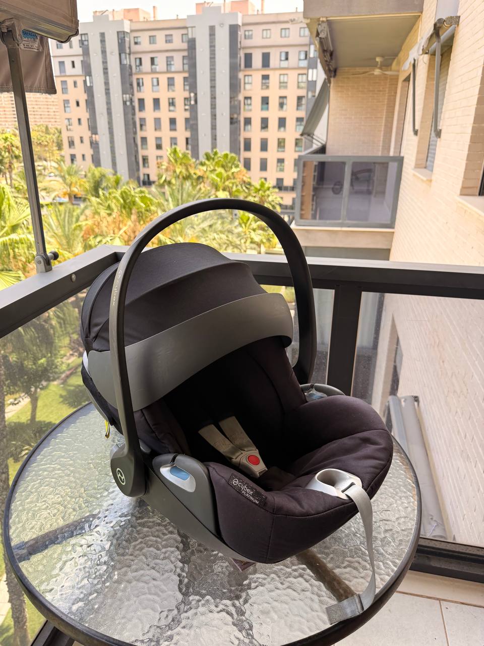Продам коляску cybex Priam 2.0, люлька 4.0. И автокресло. Есть дефект по ручке, за все 650€ 2